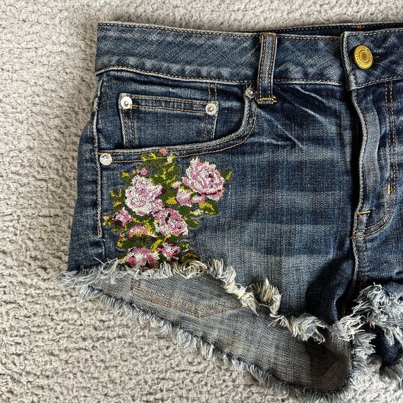 American Eagle Shorts Women 6 Denim Embroidered Roses Cut Off High Rise Bootie - Picture 3 of 12